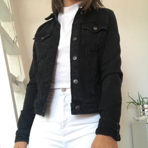 Jeansjacka - Jacka i jeansliknande tyg fast stretchig. Från bershka!! Visas på en storlek S. Passar med det mesta. Perfekt till hösten/våren. Säljer då den inte används. Frakt tillkommer. Hör av er privat vid intresse 