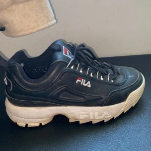 Fila skor - Väldigt bra skick, ca 1år gamla, köpt på scorett, kommer fixa upp dom vid evt köp:) köpt pris: 1299kr