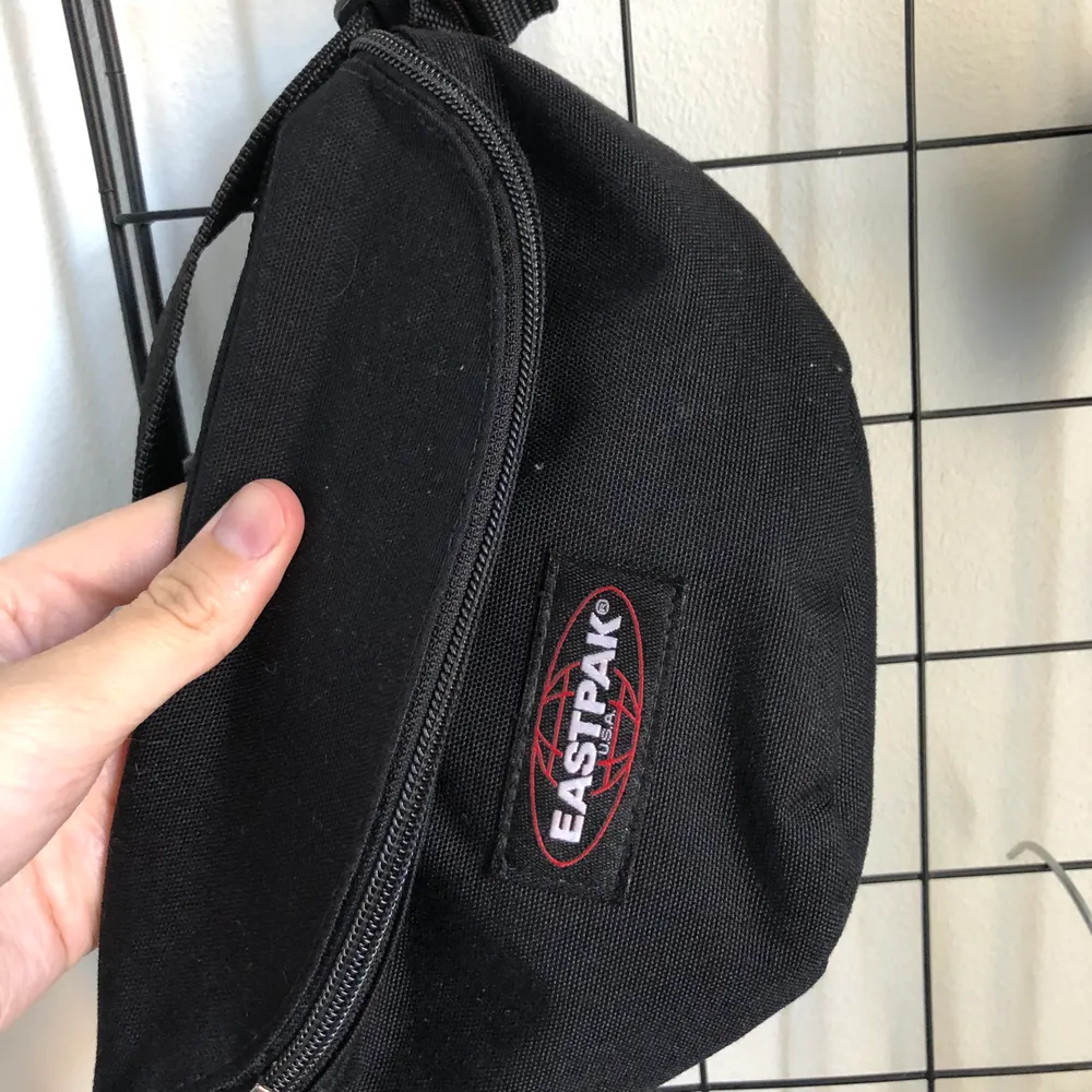 Svart Eastpack fannypack/magväska i mycket fint skick (går att justera hur tajt den sitter i bandet) Väskan har ett stort fack och på baksidan ett litet sidofack! 👛👜🎒. Väskor.