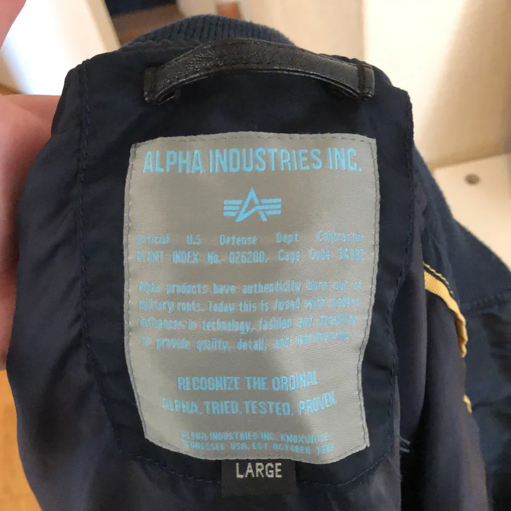 Marinblå bomberjacka från Alpha Industries i storlek L. Sitter mer som en S-M! Köparen står för frakt 💛. Jackor.