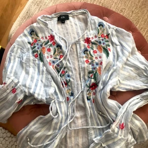 River island skjorta - Fin skjorta med två lätta snörningar, superfin ute som inne! 🌸🤩