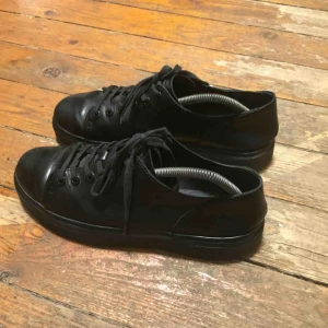  - Dr Martens skor med platå. Bra skick, 100% läder. Oftast använt skoblock och skokräm/puts så skicket är fint. Skosulan knappt sliten :)