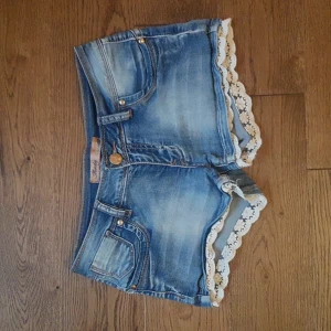 Shorts - Söta jeansshorts med spetsdetaljer. Säljes då de är för små. Storlek M (obs små i storleken, passar nog s-xs). Frakt ingår.