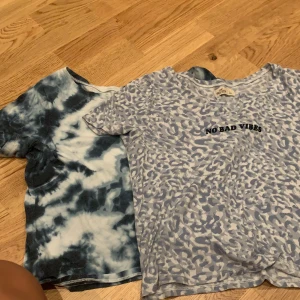 2 hollister tröjor  - 2 stycken tröjor från hollister, 1 för 35 elr båda för 60, skönt material , står att de är storlek L men skulle absoulut säga XS-M