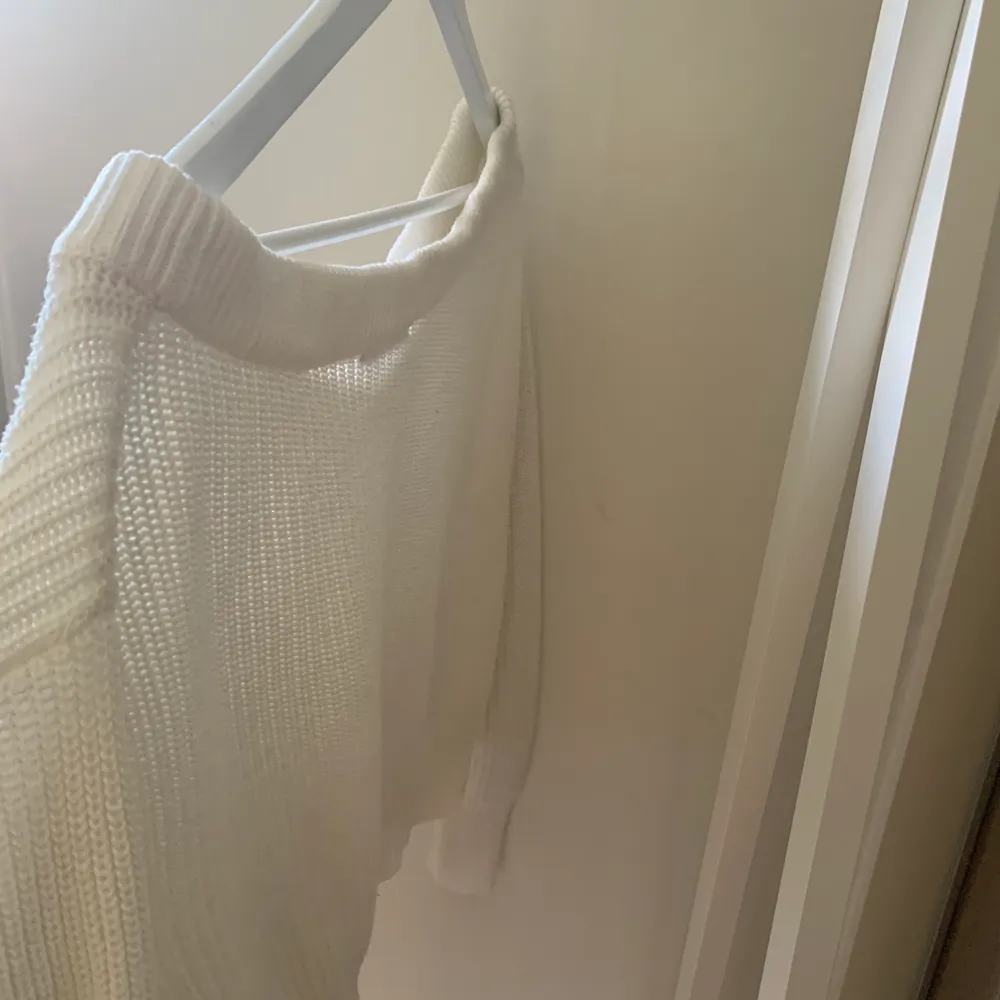 En vit stickad tröja som är cropped. Använd men är i ett bra skick. Tvättar plagget innan säljning. Frakten står köparen för. Skriv om ni har några funderingar !!🤍💓🌸 . Stickat.