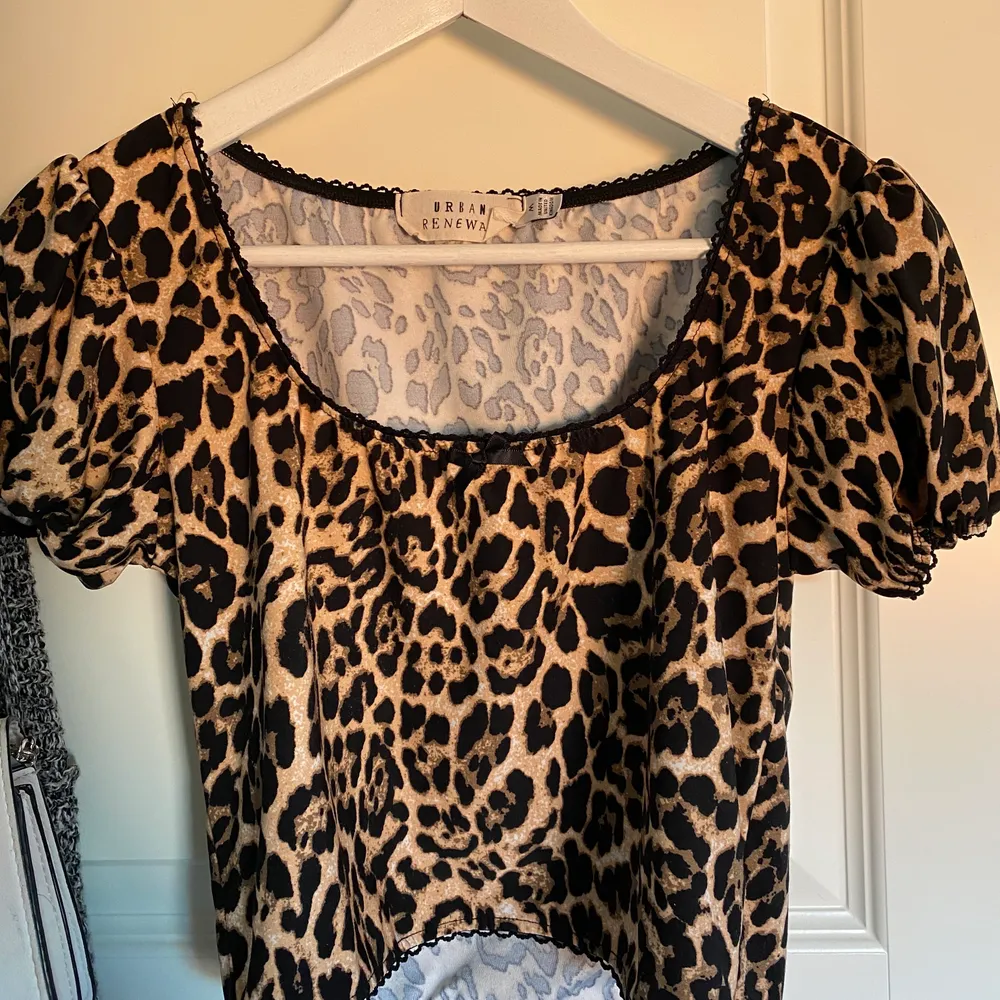 En jättesöt croppad leopardmönstrad t-shirt med gullig spets detalj från Urban outfitters Urban renewal kollektion. Storlek M, men passar S lika bra eftersom det är vad jag brukar ha i kläder. Köpare står för frakt💞. Toppar.