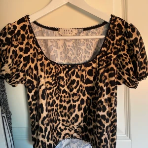 Urban outfitters t-shirt  - En jättesöt croppad leopardmönstrad t-shirt med gullig spets detalj från Urban outfitters Urban renewal kollektion. Storlek M, men passar S lika bra eftersom det är vad jag brukar ha i kläder. Köpare står för frakt💞