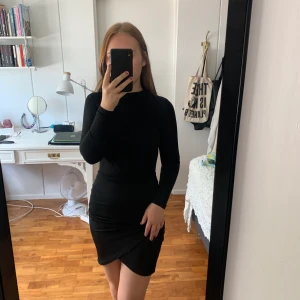 Oanvänd klänning från Gina tricot  - Jättefin klänning från Gina tricot som tyvärr bara hängt i garderoben då det inte är min stil. Helt oanvänd och prislappen kvar. Glansigt tyg och fina detaljer, passar till finare tillfällen. 