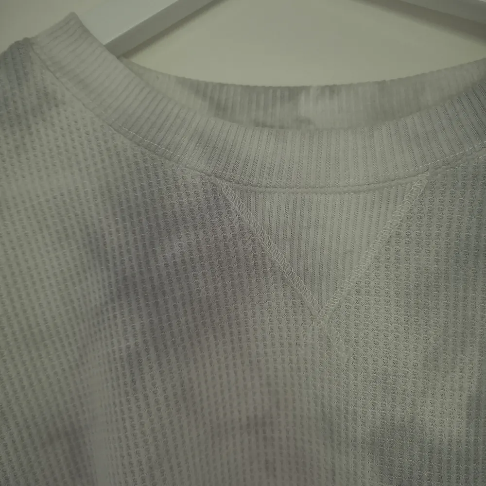 Snygg tröja med färgskiftningar i vitt-grå-ljusblå. Köpt från Hollister. Väldigt stor i storleken, passar S M L. Fint skick! . Tröjor & Koftor.