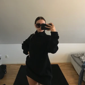 Svart stickad klänning med polo  - Från Linn Ahlborgs kollektion på NA-KD. Går precis över knäna på mig är 162cm. Endast testat en gång. 200kr + 63kr frakt 💓✨