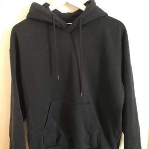 Mörkblå weekday hoodie i strl XS! Endast använd ett fåtal gånger🤩🤩  originalpris 400kr, jag säljer för 200kr😍
