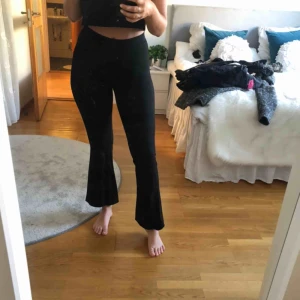  - Mjuka utsvängda byxor. Passar xs-s. Lite korta för mig som är 167.☺️