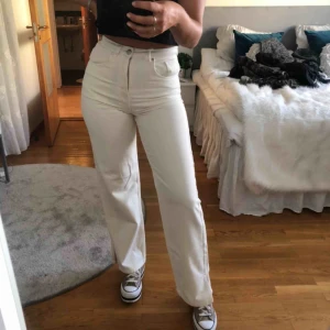  - Såå snygga jeans från NAKDxQueen of jetlags med slits i sidan. Använd 1 gång så dom är som nya. Lite för små för mig som är mellan 36/38.