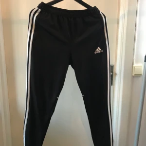 Adidas byxor storlek S - Adidas byxor som jag tror är i Small, sömmen på insida lår håller på att gå upp men lätt att sy ihop igen:)