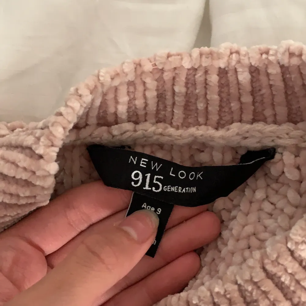 En stickad tröja köpt på zalando använt en hel del köptes för 250 från märket new look 915 och säljer den endast för 50 kr pga storleken frakt förekommer . Tröjor & Koftor.