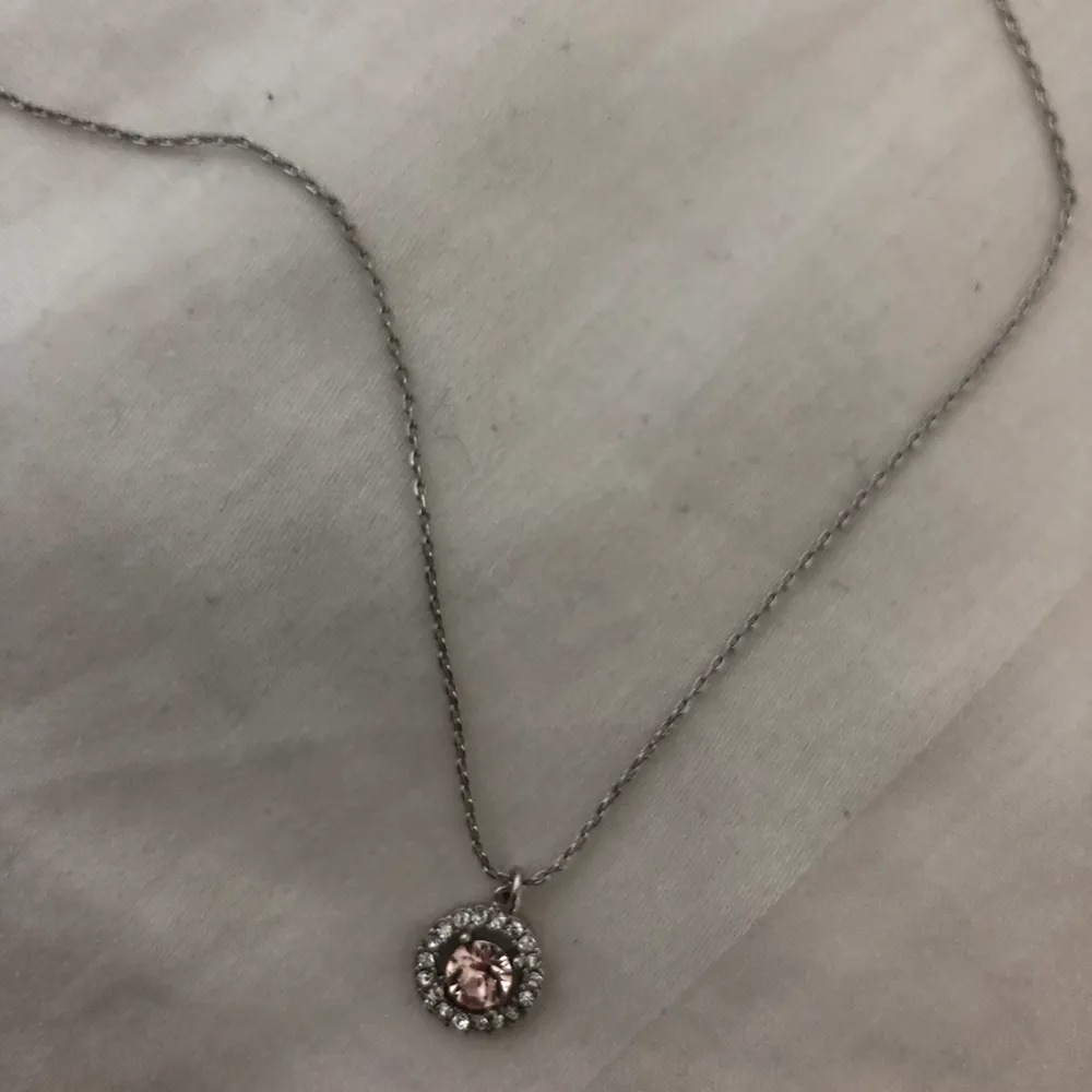 Säljer mitt knappt använda halsband från Lily and rose, har inte asken kvar! Köparen står för frakten✨. Accessoarer.