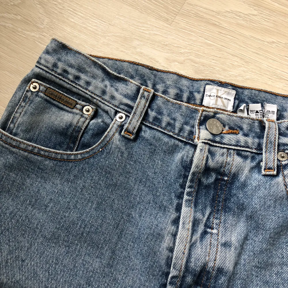Calvin Klein Jeans köpa i fel storlek. Raka i benen. Frakt ingår ej. Kan skicka fler bilder vid intresse men ej på då dessa inte passar mig.. Jeans & Byxor.
