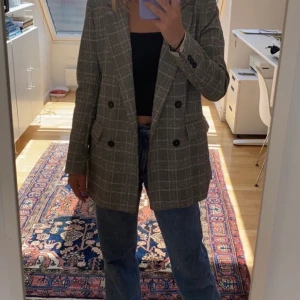 Rutig kavaj  - Grå rutig kavaj från H&M. Den är i storlek 38, men sitter mer som en 36. 