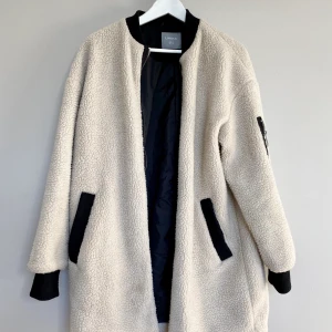 Fluffig jacka  - Jag kan ha en hoodie under den.