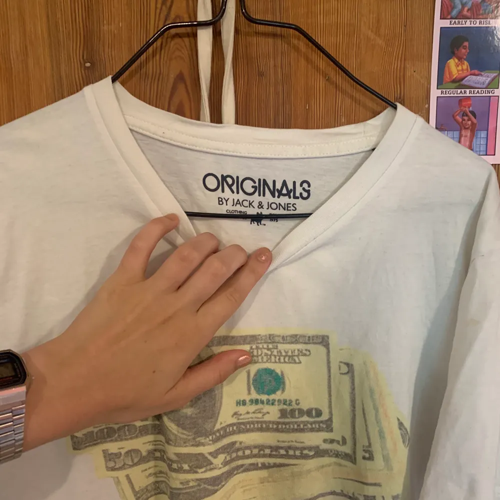 Avklippta T-shirt med motiv av pengar. I gott skick. 🌸. T-shirts.
