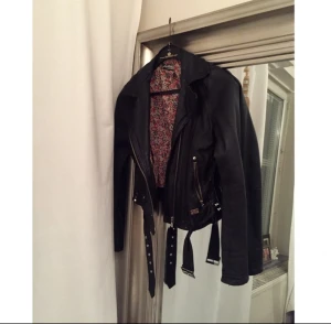  - Snygg & tuff skinnjacka från " Jofama by Kenza ". Bältets form har blivit lite sämre än den originella versionen, men det ser ändå snyggare ut när det hänger, och då märker man inte alls av  denna " defekt ".