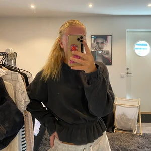 Tröja med volang💕🌟 - En långärmad tröja från zara med en volang, använd kanske 4-5 gånger men är i super bra skick, den är i ett slags ribbat material som är väldigt mjukt och skönt❤️ köpte den för 350 kr, buda gärna o köparen står för frakten❣️