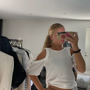 T-shirt med öppna armar💓 - En vit T-shirt från h&m med öppna armar som jag köpt för längesedan, då jag köpte den för ca 350 kr, mycket bra skick, skulle säga att den passar storlek s-m då jag tycker den är lite större i storleken☺️💓 buda gärna och köparen står för frakten✨