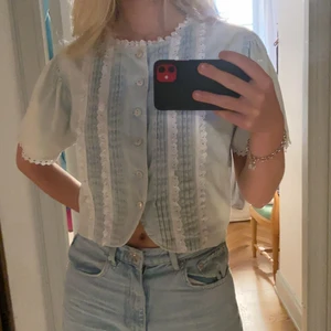Söt blå blus - En super söt blus som går att ha som den är, eller knäppa upp den och ha över nån rushs. Super fina lite puffiga ärmar, samt en cool färg då den är i ett ljust jeans material! Kan matchas med jeans samt kjolar och passar till alla tillfällen💙