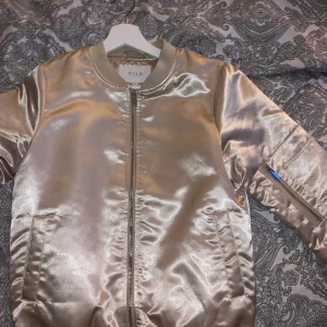 Bomberjacka  - Storlek xs men oversize passar mig storlek M 