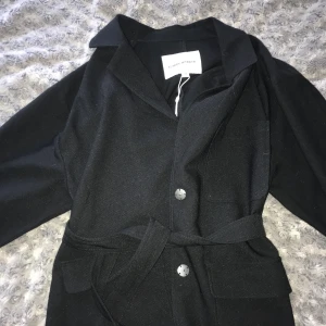 Oanvänd kappa  - Svart oanvänd kappa som är perfekt nu till hösten🖤🍁 Köpt på MQ Prislappen kvar! Frakt kostar mellan 66-89kr, Priset kan diskuteras.