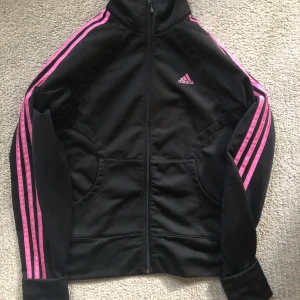 Adidas zipper storlek S - Använd men i fint skick, ingenting att anmärka på. Tyvärr har storleken i nacken försvunnit men det är en storlek S! Möts upp i Stockholm eller så står köparen för frakt 🌸