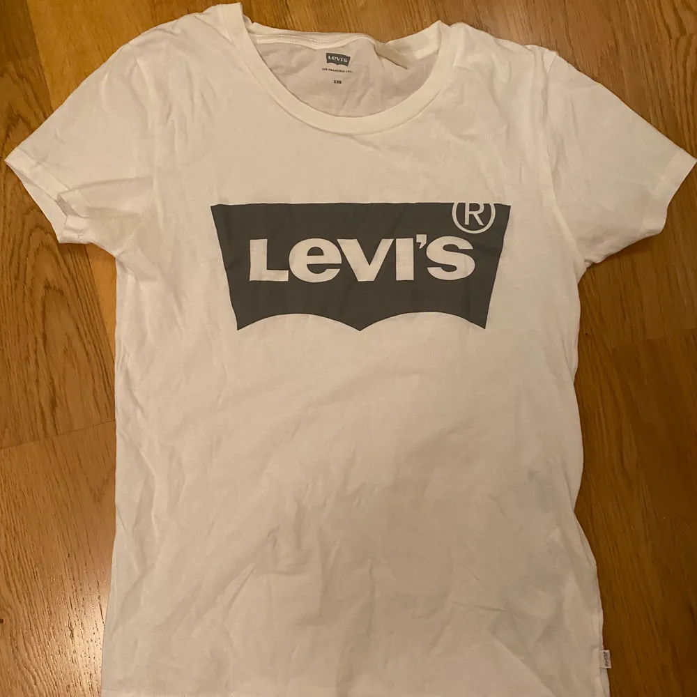 Vit Levis T-shirt i storlek xxs, skulle även passa xs och liten s. Nästan oanvänd, i väldigt bra skick. Säljer för 110kr, köpare står för frakt💞. T-shirts.