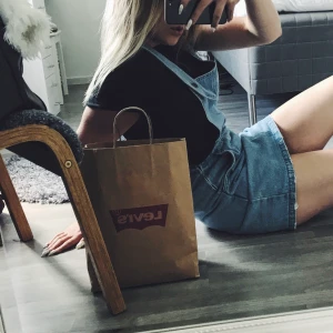 Jeanskjol med hängslen - Skithäftiga hängslen som istället för byxor har kjol, använd 1 gång. Skicka dm för fler bilder/detaljer!!