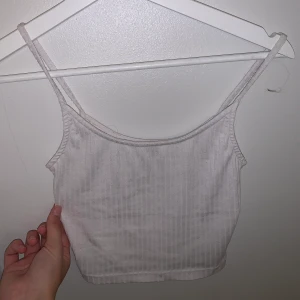 Söt croppad topp - En vit croppad top som är använd ett par gånger men fortfarande i bra skick. Den har blivit lite liten nu och därmed genomskinlig men passar den bra så är den inte genomskinlig.