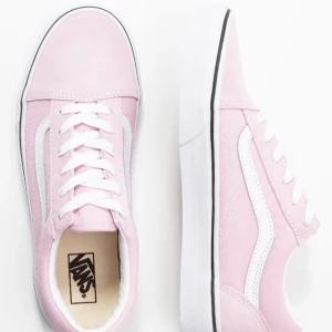 Ljusrosa vans, storlek 39 - Jag säljer mina super fina vans, med anledning att dom inte riktigt är min stil! ✨💕Storlek 39! Använda 2 gånger, alltså är dom i topp skick💖💗💖💗 köparen står för frakt✨