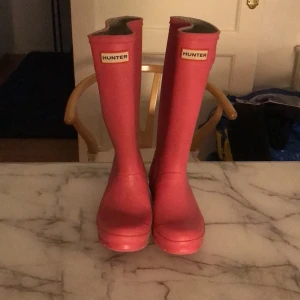 Rosa Hunterstövlar - Fina , rosa , äkta Hunterstövlar i strl 35/36. Använda, men fina. Står initialer ER i stövel