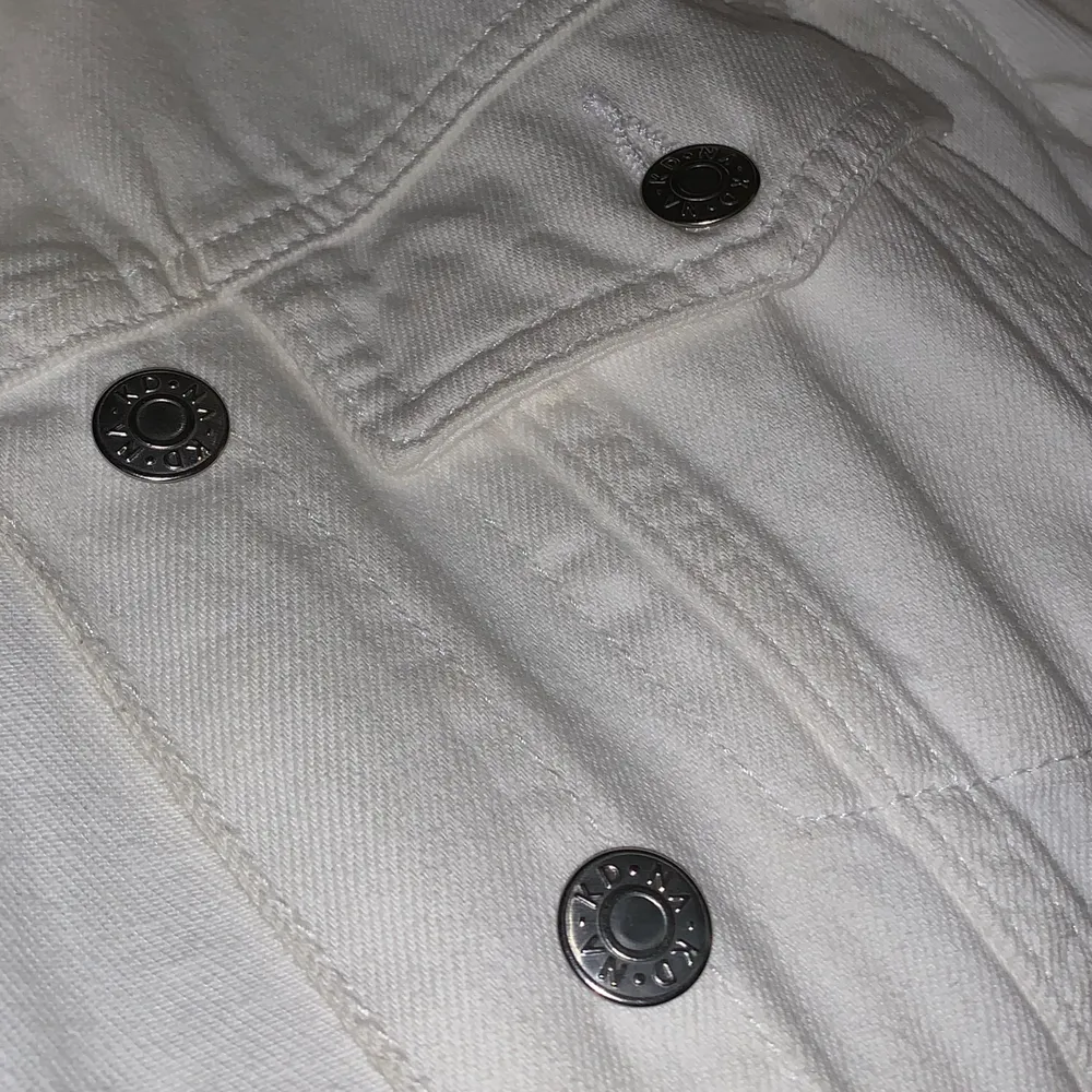 (lånad bild!) vit jeansjacka från na-kd som knappt är använd och därav fint skick. nypris 600kr. köparen står för eventuell frakt💕. Jackor.