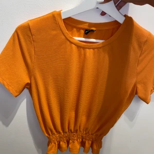 Tshirt från gina tricot - Tröja från gina tricot stl xs, bra skick (säljer bara kläder i bra skick). Orginalpris 149kr