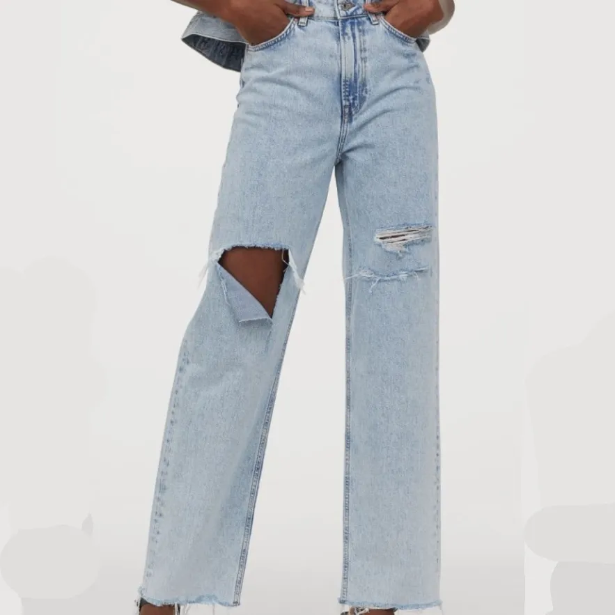 Säljer dessa populära raka jeans från H&M! Helt slutsålda på hemsidan. Säljer då de har blivit för stora. Köpta här på plick för 400kr men säljer för 300🥰 vid snapp affär ingår frakten!. Jeans & Byxor.