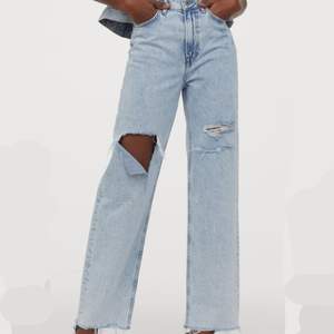 Säljer dessa populära raka jeans från H&M! Helt slutsålda på hemsidan. Säljer då de har blivit för stora. Köpta här på plick för 400kr men säljer för 300🥰 vid snapp affär ingår frakten!
