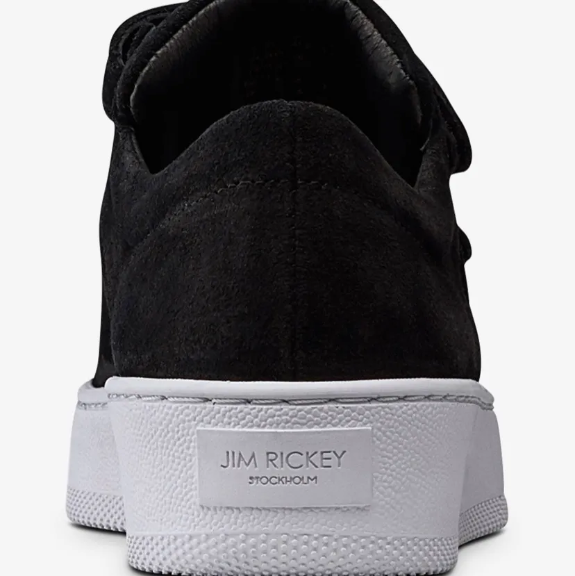 Jag har nu valt att sälja mina Jim Rickey skor som är i mycket bra skikt och använda få tal gånger, anledningen till att jag säljer är att dem är för små (jag har 38). Dem är i  mocka och har kardborreband. Dem är köpa för ett år sen på Vallgatan 12 i Göteborg för 1400kr, men säljer mina för 700kr💕. Skor.