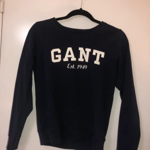 Mörkblå Gant sweatshirt  - Köpt på NK i sthlm, storlek xs, använd men i bra skick, möts i Sthlm💕