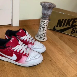 Nike Dunk Sb Premium Kuwahara - Condition8/10. Otroligt snygga och sällsynta dunks! Liten scratch på vänster top, inget märkbart direkt.