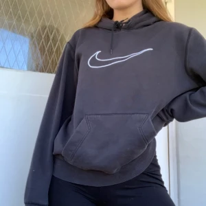 Nike hoodie - Skitsnygg hoodie från Nike🌷 köparen står för frakt💞 budgivning i kommentarerna, startar på 300+frakt. Budgivning avslutas 9 september 15.00