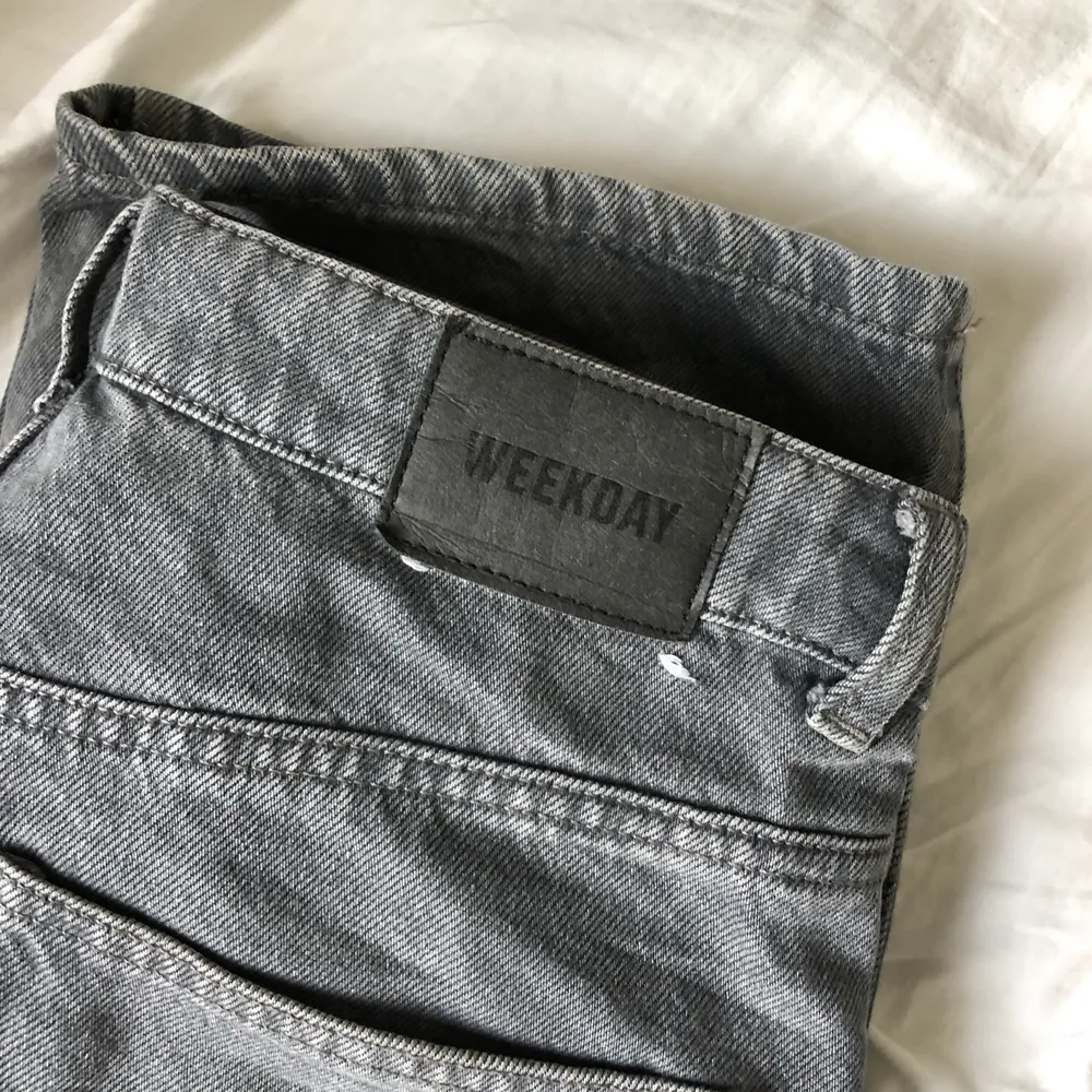 Jeans i modellen ”rowe” från weekday, Jöttesnygg grå färg! Jag är ca. 170 cm lång.. Jeans & Byxor.