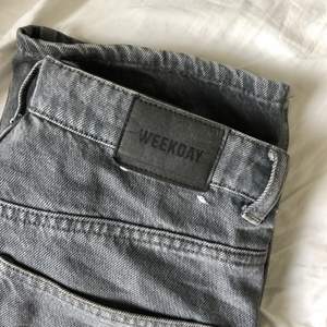 Jeans i modellen ”rowe” från weekday, Jöttesnygg grå färg! Jag är ca. 170 cm lång.