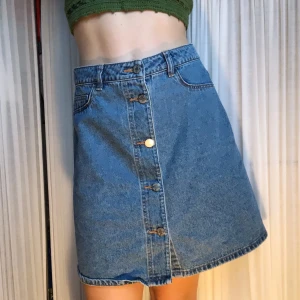 Jeanskjol  - Blå Jeanskjol i storlek S, i fint skick. 60 kr eller budgivning i kommentarerna. Kund står för frakt💙