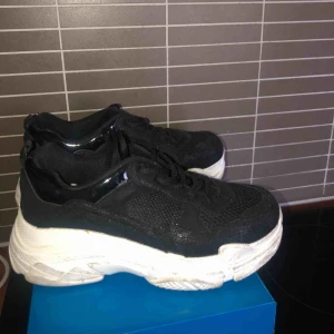  - Säljer dom här superfina chunky sneakers använda max 2 gånger. Har en liten färgförändring på ena skon på baksidan men rätt säker på att de går bort om man tvättar dom och de är inget man tänker på! 