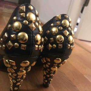  - Klackar med nitar där bak. Köpte de för länge sedan och bara använt de 1 gång.  Storlek 38