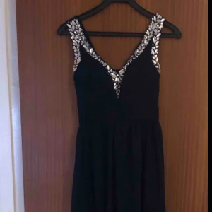  - Marin blå maxiklänning från Little Mistress. Endast använd två gånger. Köparen står för frakten.